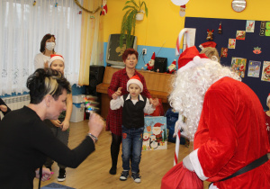 Zabawa Św. Mikołaja z przedszkolakami przy piosence p.t. "Czerwoną czapkę na głowie swojej nosi"